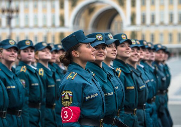 Forward, March! Russian Servicemen Hold V-Day Parade Drill in St Petersburg - Sputnik International