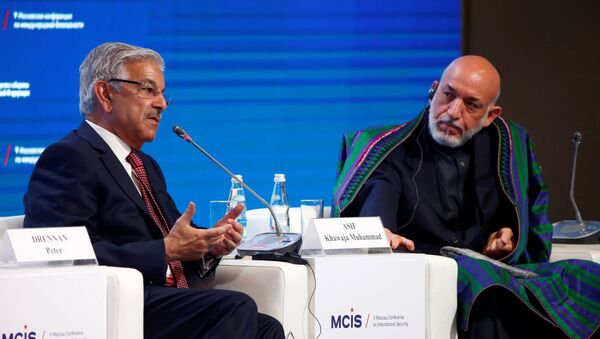 Pakistani Defence Minister Khawaja Asif (L) and former Afghan President Hamid Karzai attend the 5th Moscow Conference on International Security (MCIS) in Moscow, Russia, April 27, 2016. - Sputnik International