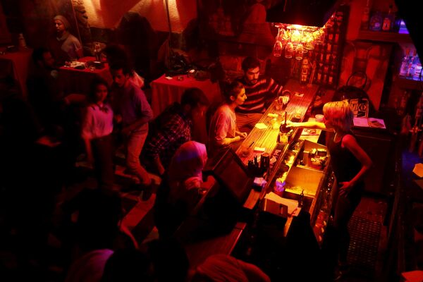 Dana (R), a bartender at Red Bar, pours drinks for customers in Damascus, Syria. Dana (R), a bartender at Red Bar, pours drinks for customers in Damascus, Syria. - Sputnik International