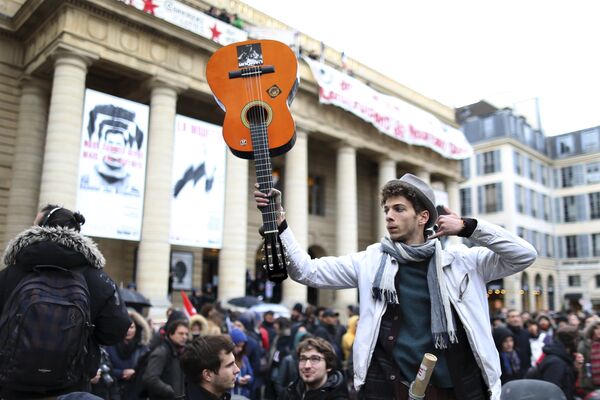 A demonstrator holds up his guitar in support of temporary arts workers, known as intermittents, who occupy the Odeon theater in Paris, France, April 26, 2016, to protest against the change of their unemployment benefits. A demonstrator holds up his guitar in support of temporary arts workers, known as intermittents, who occupy the Odeon theater in Paris, France, April 26, 2016, to protest against the change of their unemployment benefits. - Sputnik International