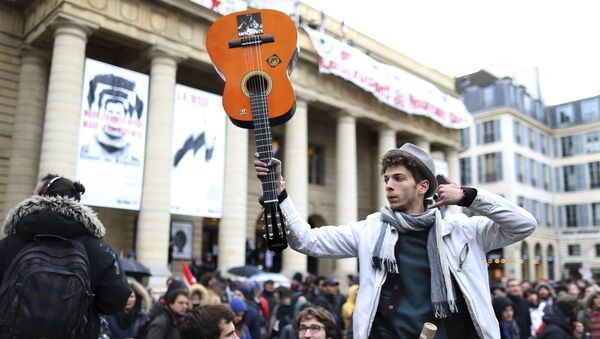 A demonstrator holds up his guitar in support of temporary arts workers, known as intermittents, who occupy the Odeon theatre in Paris, France, April 26, 2016, to protest against the change of their unemployment benefits. - Sputnik International