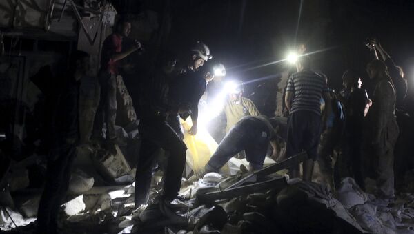 Civil defence members search for survivors after an airstrike at a field hospital in the rebel held area of al-Sukari district of Aleppo, Syria April 27, 2016 - Sputnik International