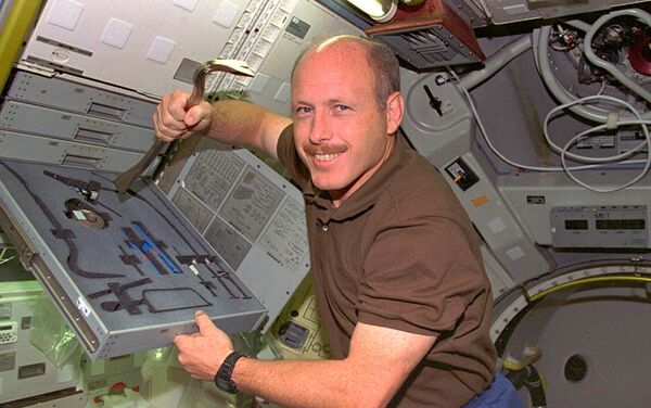 Astronaut Kenneth D. Bowersox and his instruments - Sputnik International