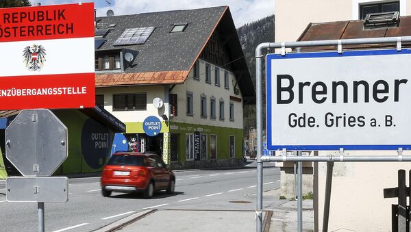 A sign reading Republic of Austria - border control is seen at Brenner on the Italian-Austrian border, Italy, April 12, 2016. Picture taken April 12, 2016. - Sputnik International