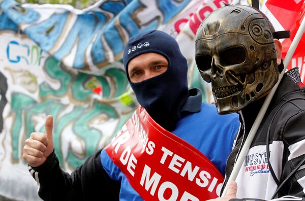 French labour union workers attend a demonstration against the French labour law proposal in Marseille, France, as part of a nationwide labor reform protests and strikes, April 28, 2016.  - Sputnik International