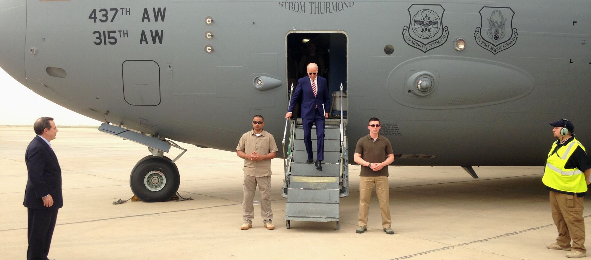 Vice President Joe Biden steps off a C-17 military transport plane upon his arrival in Baghdad, Iraq, Thursday, 28 April 2016. - Sputnik International, 1920, 22.01.2021