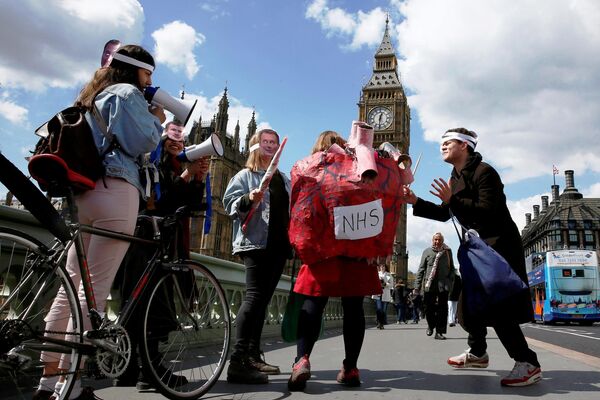 Junior doctors take part in a strike near St Thomas' Hospital in London, Britain April 27, 2016. - Sputnik International