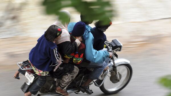 A family of five ride on a motorcycle in India. (File) - Sputnik International