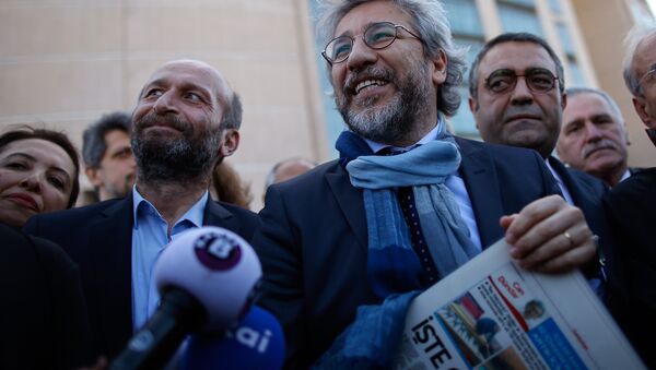Can Dundar, the editor-in-chief of opposition newspaper Cumhuriyet, right, and Erdem Gul, the paper's Ankara representative, left, speak to the media before the start of their trial in Istanbul - Sputnik International