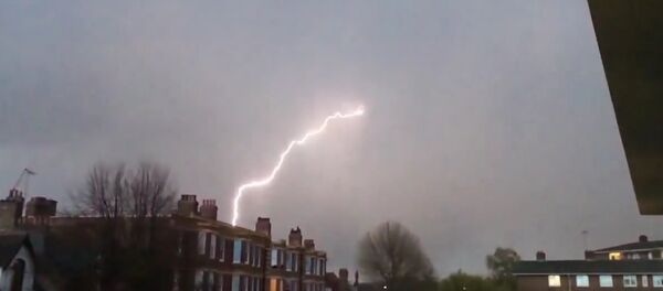 Terrifying Lightning Strikes Plane Over London - Sputnik International