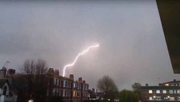 Terrifying Lightning Strikes Plane Over London - Sputnik International