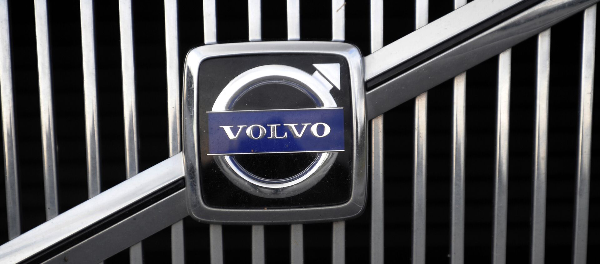 The logo of the Swedish car manufacturer Volvo is pictured on a car in Gothenburg, southwestern Sweden - Sputnik International, 1920, 24.02.2021