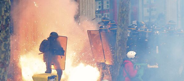 French riot police officers (CRS) face protestors during clashes during a demonstration against the French labour law proposal in Paris, France, as part of a nationwide labor reform protests and strikes, April 28, 2016. French riot police officers (CRS) face protestors during clashes during a demonstration against the French labour law proposal in Paris, France, as part of a nationwide labor reform protests and strikes, April 28, 2016. - Sputnik International