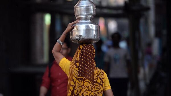 An Indian woman carries drinking water containers - Sputnik International