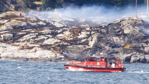 Rescuers work at a site where a helicopter has crashed, west of the Norwegian city of Bergen April 29, 2016. - Sputnik International