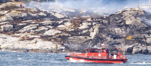 Rescuers work at a site where a helicopter has crashed, west of the Norwegian city of Bergen April 29, 2016. - Sputnik International