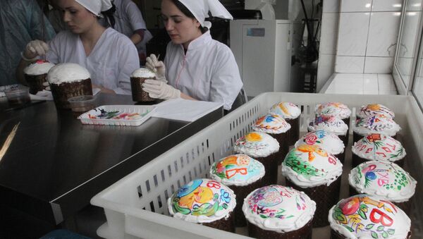 With the Orthodox Easter holiday quickly approaching, confectioners from the Presidential Property Management Department shared their special recipes for the traditional Easter cake made for Vladimir Putin and taught journalists how to make it. - Sputnik International