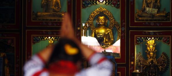 A Buddhist woman offers prayers at a monastery during Buddha Jayanti, or Buddha Purnima, festival in Katmandu, Nepal. A Buddhist woman offers prayers at a monastery during Buddha Jayanti, or Buddha Purnima, festival in Katmandu, Nepal. - Sputnik International