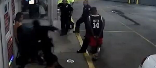 Cop beats handcuffed woman - Sputnik International