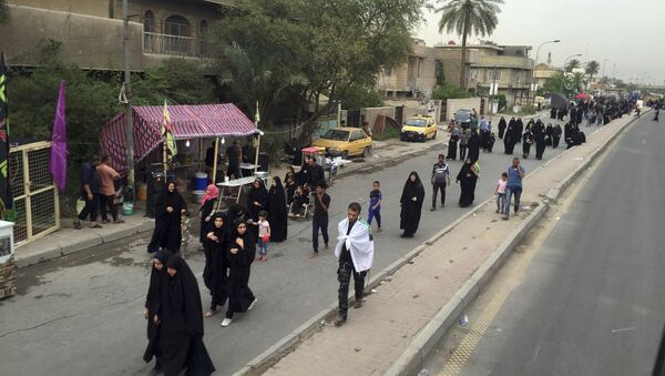 Shiite pilgrims march toward the Imam Mousa al-Kadhim shrine to commemorate the anniversary of the Imam's death in Baghdad, Iraq, Friday, April 29, 2016 - Sputnik International