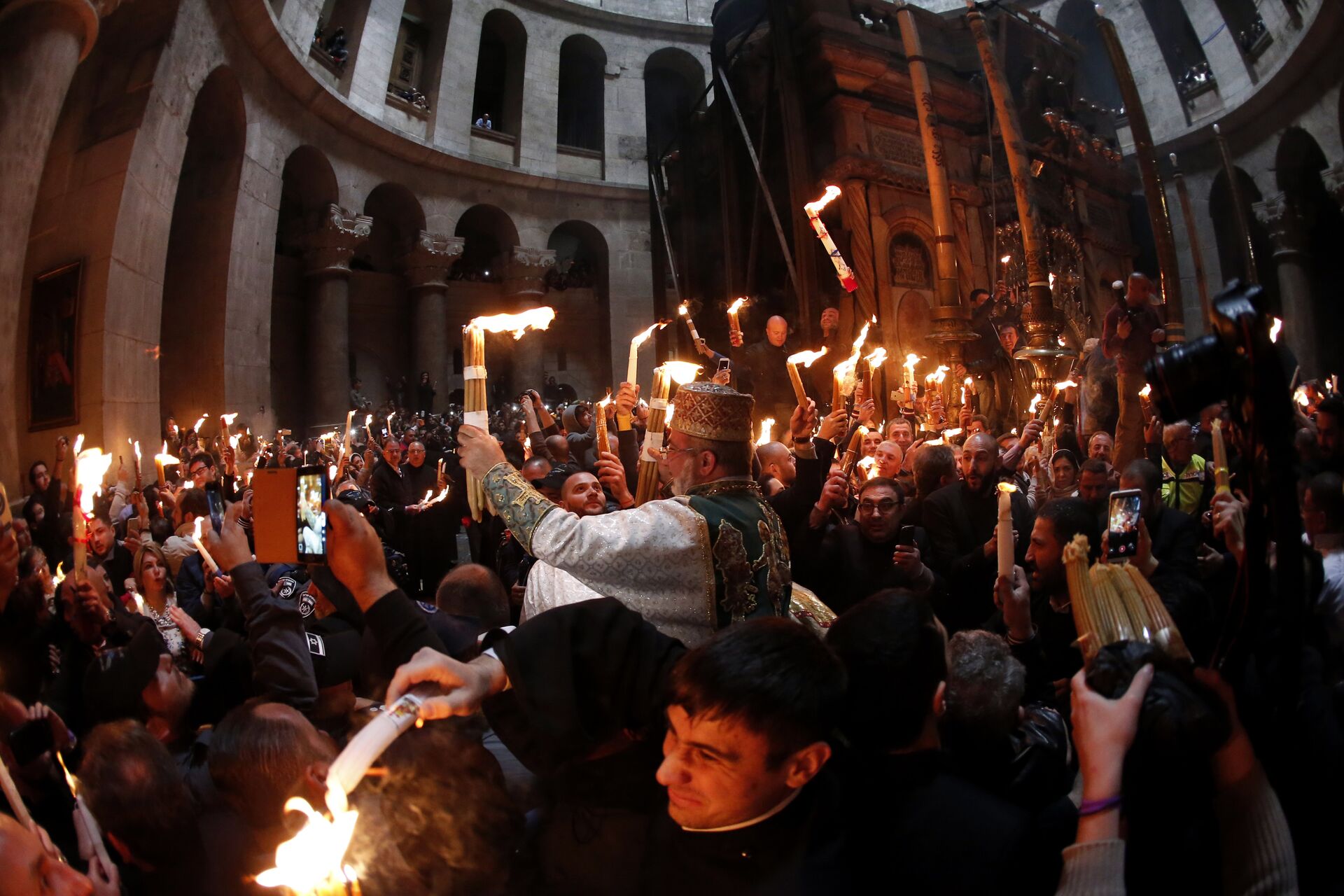 Holy Fire Descends at Church of Holy Sepulcher in Jerusalem - Sputnik International, 1920, 01.05.2021