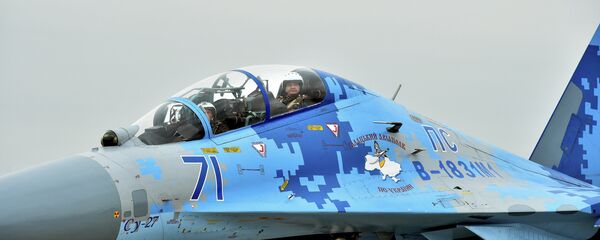 Ukrainian President Petro Poroshenko right, sits inside a Su-27 fighter before his flight in Zaporizhzhya, Ukraine Wednesday,Oct. 14, 2015 Ukrainian President Petro Poroshenko right, sits inside a Su-27 fighter before his flight in Zaporizhzhya, Ukraine Wednesday,Oct. 14, 2015 - Sputnik International
