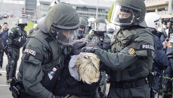 Police detain a leftist demonstrator on the occasion of a party convention of the Alternative for Germany, or AfD, in Stuttgart, Germany Saturday, April 30, 2016 - Sputnik International