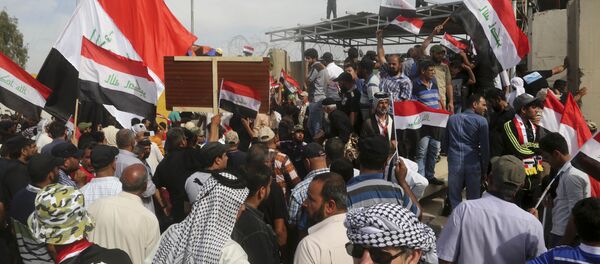 Supporters of Shiite cleric Muqtada al-Sadr walk over the blast walls surrounding Baghdad's highly fortified Green Zone Saturday, April 30, 2016 Supporters of Shiite cleric Muqtada al-Sadr walk over the blast walls surrounding Baghdad's highly fortified Green Zone Saturday, April 30, 2016 - Sputnik International