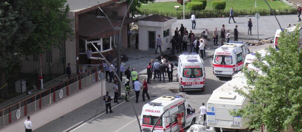 Police officers inspect the scene after an explosion in front of the city's police headquarters in Gaziantep, Turkey May 1, 2016 - Sputnik International