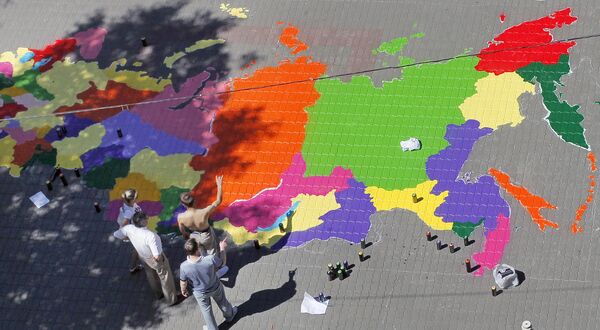 Graffiti artists paint a map of Russia in front of the building of Moscow State Mapping and Geodesy University - Sputnik International