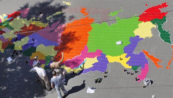Graffiti artists paint a map of Russia in front of the building of Moscow State Mapping and Geodesy University - Sputnik International