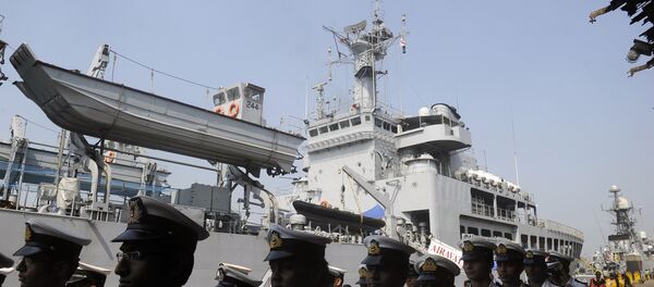 Indian naval officers wait to board the INS Airavat in Kolkata on November 8, 2011 - Sputnik International