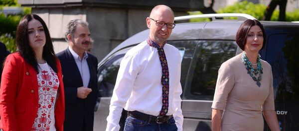 Arseniy Yatsenyuk with easter basket - Sputnik International