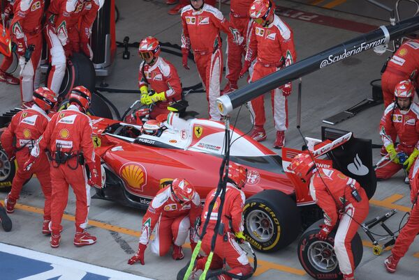 Ferrari team driver Kimi Raikkonen during a pit stop at the 2016 Formula 1 Russian Grand Prix race - Sputnik International