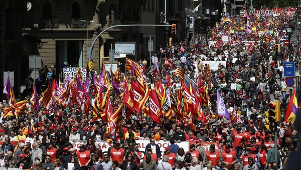 People march during a May Day rally in the center of Barcelona, Spain, Sunday, May 1, 2016 - Sputnik International