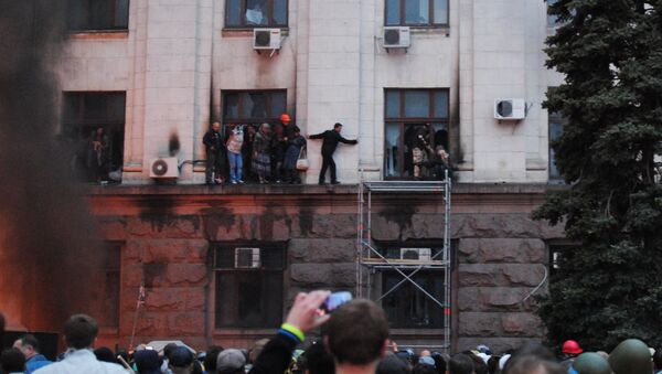 People escaping onto the siding during the fire in the Trade Unions Building in Odessa - Sputnik International