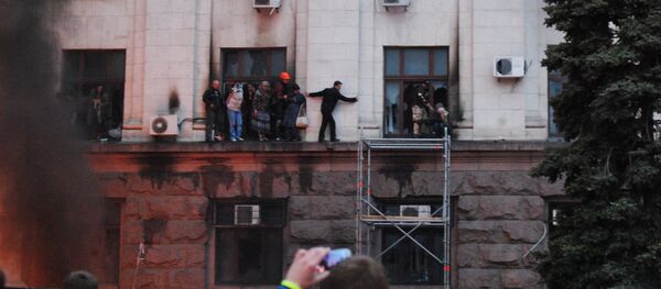 People escaping onto the siding during the fire in the Trade Unions Building in Odessa People escaping onto the siding during the fire in the Trade Unions Building in Odessa - Sputnik International