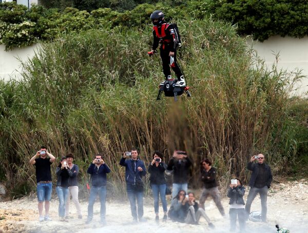 Jet ski champion Franky Zapata breaks the Guiness World Records of the farthest flight by hoverboard with the IPU Flyboard Air after covering a distance of 2,252 meters with an average speed of 50-60km/h in southern France Jet ski champion Franky Zapata breaks the Guiness World Records of the farthest flight by hoverboard with the IPU Flyboard Air after covering a distance of 2,252 meters with an average speed of 50-60km/h in southern France - Sputnik International