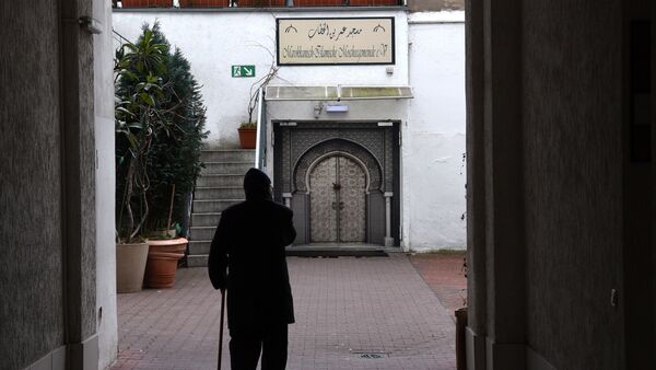 A man walks into the Moroccan mosque in the Duesseldorf´s district Oberbilk on January 20, 2016 - Sputnik International