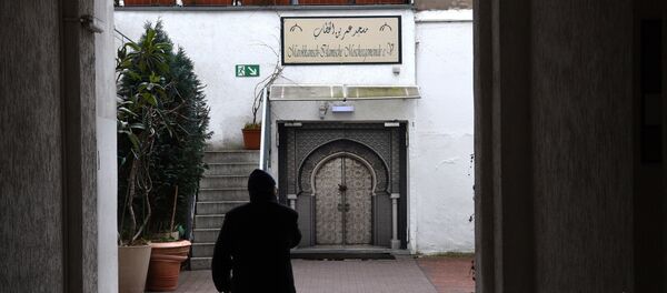 A man walks into the Moroccan mosque in the Duesseldorf´s district Oberbilk on January 20, 2016 A man walks into the Moroccan mosque in the Duesseldorf´s district Oberbilk on January 20, 2016 - Sputnik International