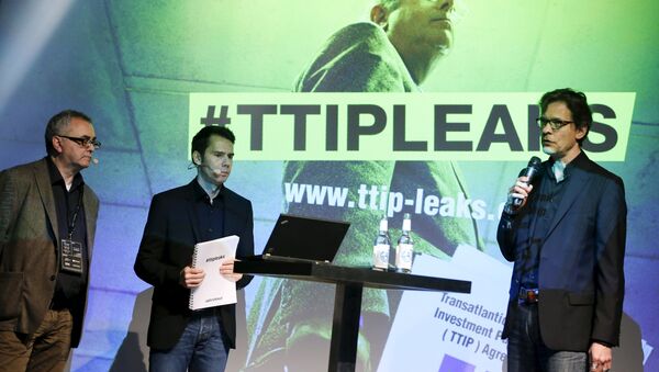Juergen Knirsch (L-R), Volker Gassner and Stefan Krug of the environmental campaign group Greenpeace address a news conference as they present a copy of the leaked TTIP negotiations in Berlin, Germany, May 2, 2016 - Sputnik International