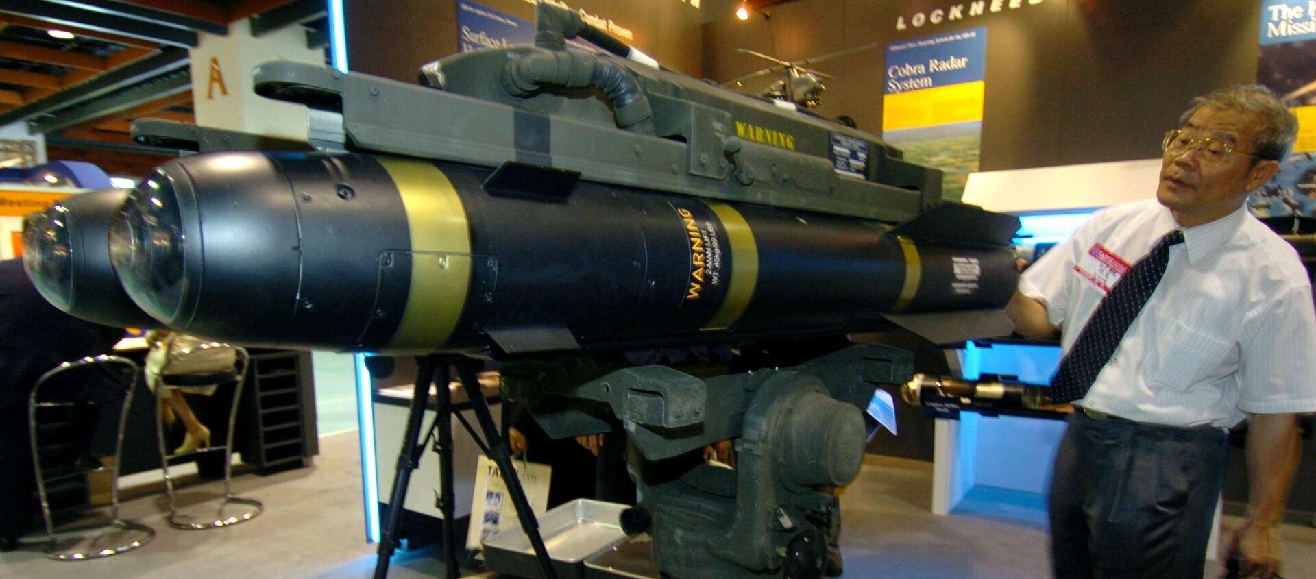 A man looks at the latest US-made Hellfire II missiles during the defence industry exhibition in Taipei, 11 August 2005 - Sputnik International, 1920, 13.04.2021