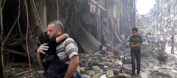 Man carries a child after airstrikes hit Aleppo, Syria, Thursday, April 28, 2016 - Sputnik International