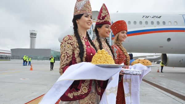 Girls in traditional costumes at Kazan airport - Sputnik International