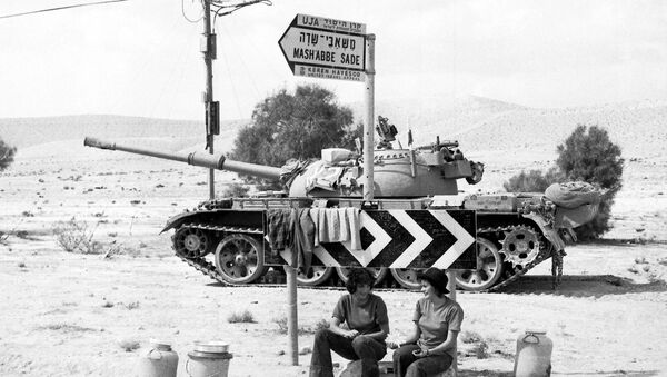 Two Israeli Army girls sit beneath a road sign, with a tank in the background, somewhere in the Sinai Desert, Oct. 8, 1973 - Sputnik International
