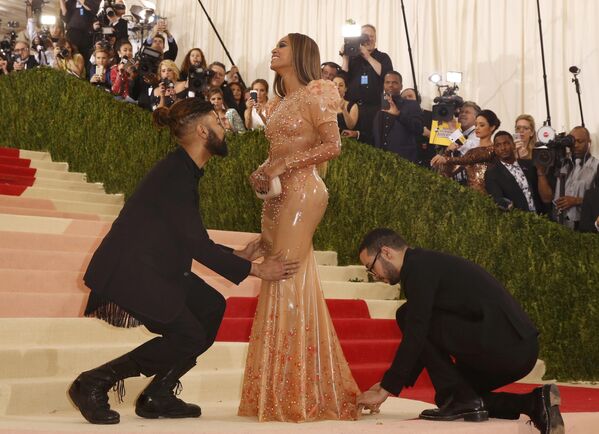 Singer-Songwriter Beyonce Knowles arrives at the Metropolitan Museum of Art Costume Institute Gala (Met Gala) to celebrate the opening of Manus x Machina: Fashion in an Age of Technology in the Manhattan borough of New York, May 2, 2016 - Sputnik International