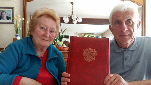 Jean Claude and Micheline Mague, with their official invitation from Vladimir Putin to visit Moscow on Victory Day. - Sputnik International