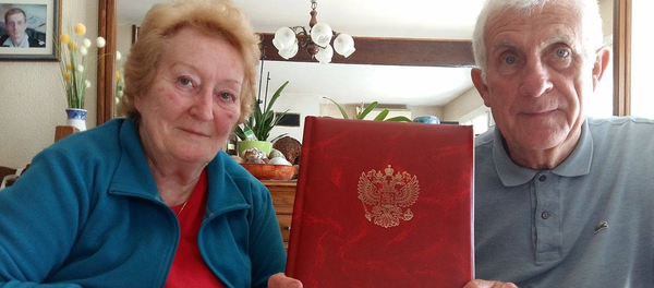 Jean Claude and Micheline Mague, with their official invitation from Vladimir Putin to visit Moscow on Victory Day. - Sputnik International