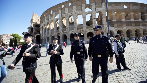 In this Monday, May 2, 2016 photo released by China's Xinhua news agency, Chinese police Shu Jian, third from left, and Sa Yiming, second from left, together with two Italian police officers, check documents of a Chinese tourist group outside the Colosseum in Rome - Sputnik International
