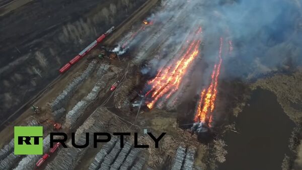 Drone-cam captures EMERCOM battling logging blaze in Tomsk Region - Sputnik International